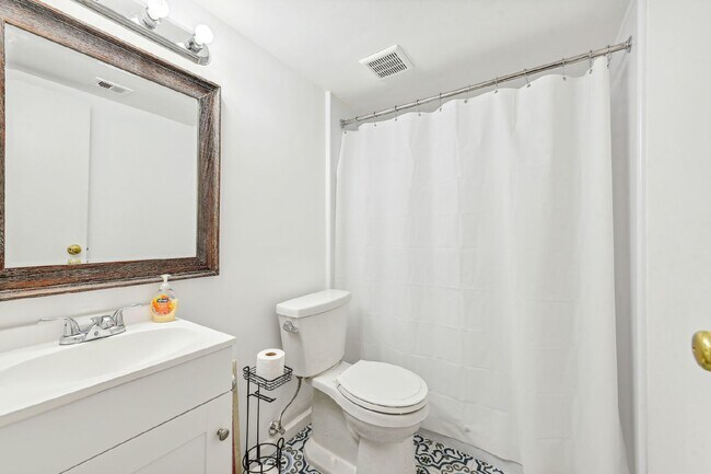 Building Photo - Check out this delightful 1 bed and 1 bath condo For Rent in a prime Fairfax location!