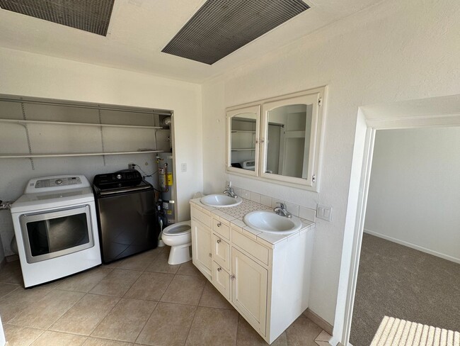 Building Photo - Country Living just minutes from Town