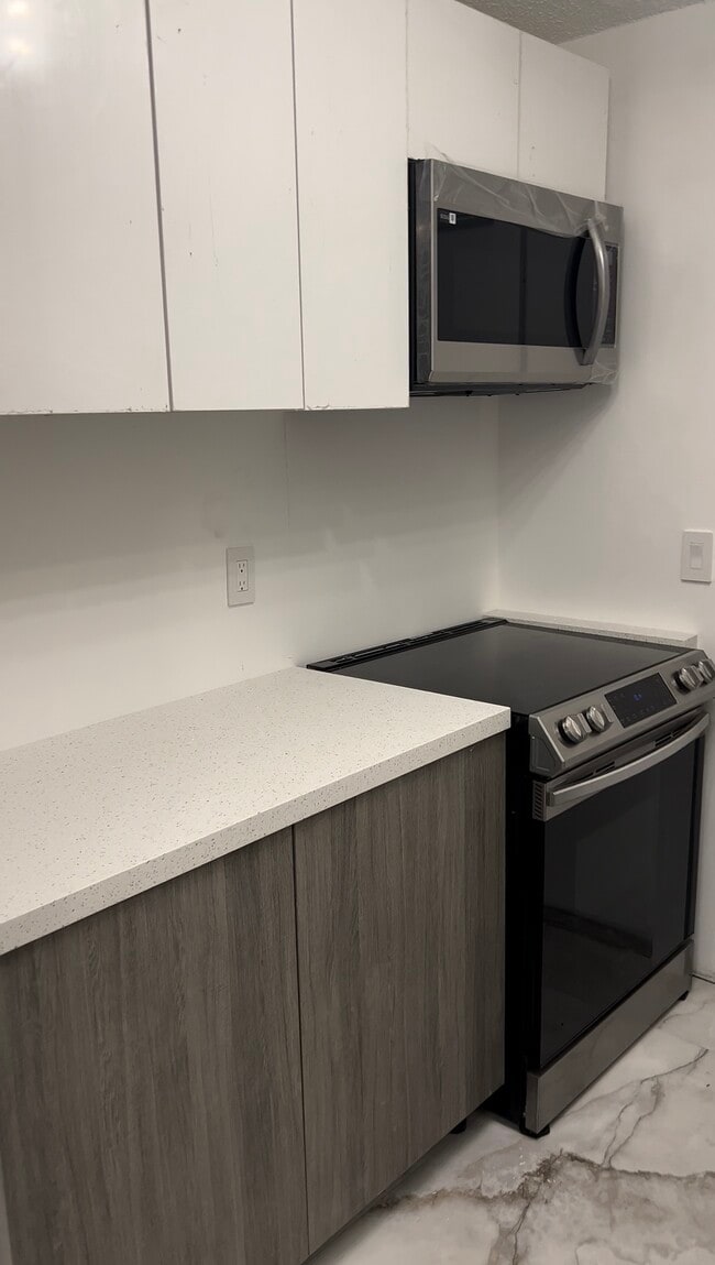 Building Photo - 5911 NW 19th Ct