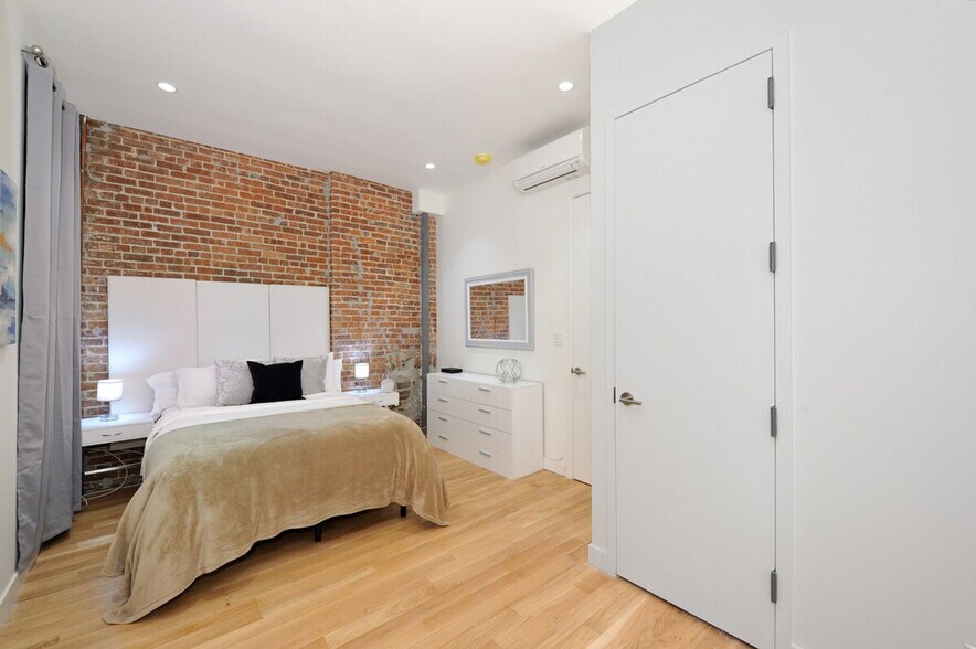 Building Photo - 353 W 46th St