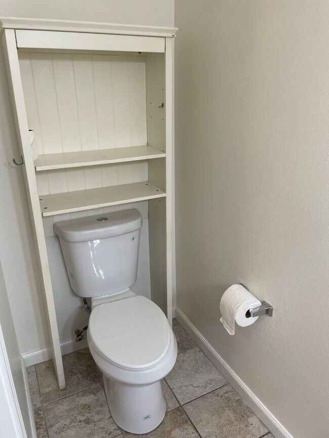 Building Photo - 3 Bedroom, 1.5 Bath Home in Parkway Neighborhood