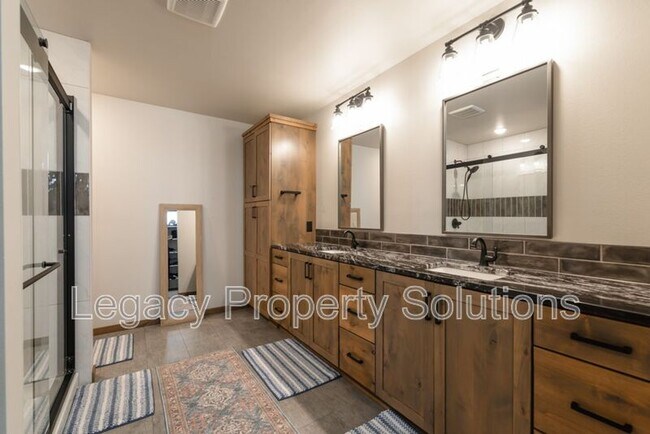 Building Photo - 527 Flint Dr