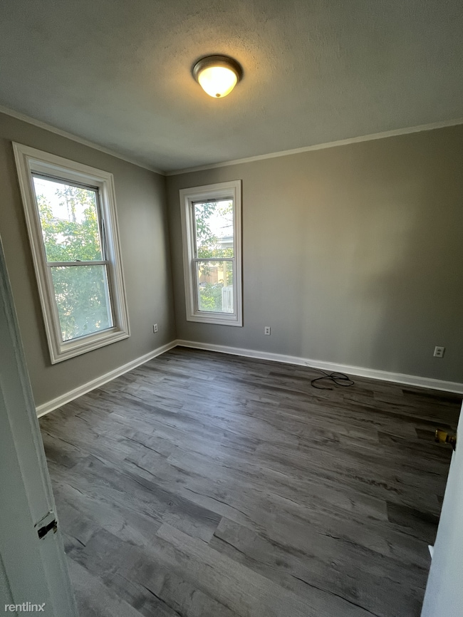 Building Photo - 3 br, 1 bath Triplex - 259 Notre Dame Aven...