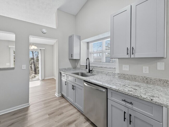 Building Photo - Charming Updated Ranch on Cul-de-Sac with Designer Finishes in Prime Kennesaw Location