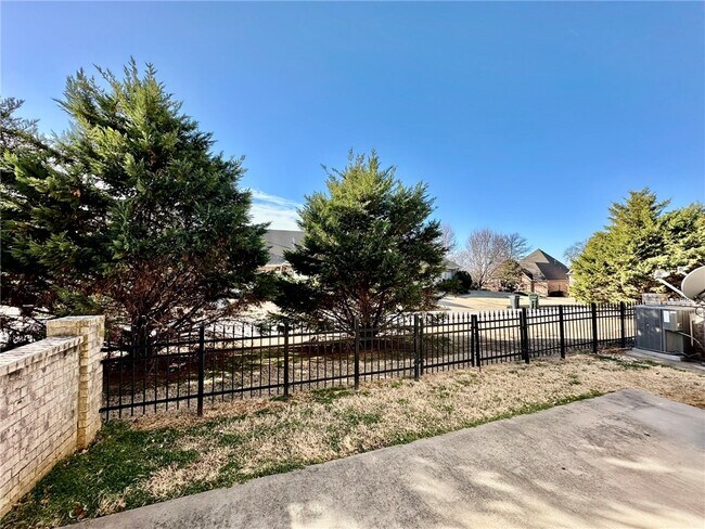 Building Photo - 6613 W Valley View Rd