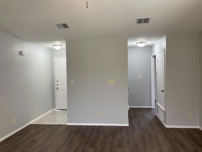 Building Photo - 305 Hickok Ct