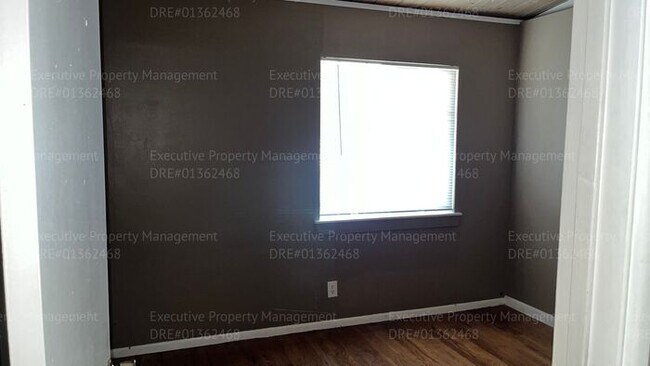 Building Photo - 3 bedroom/ 1.5 bathroom home with a detach...