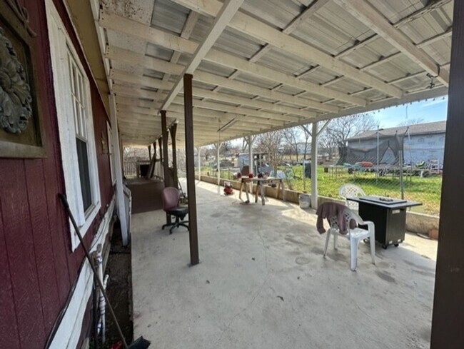 Building Photo - Nice 3 bedroom 2 Bath