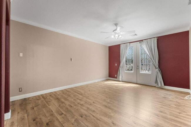 Building Photo - Luxurious Home in Gated Community