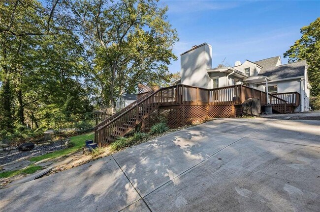 Building Photo - 2050 Mercer Ave