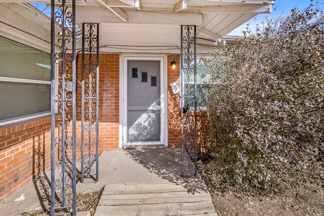 Building Photo - 2306 SW 8th Ave