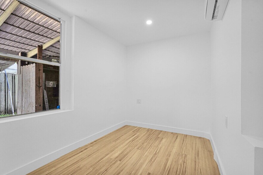 Building Photo - 2419 Coolidge St