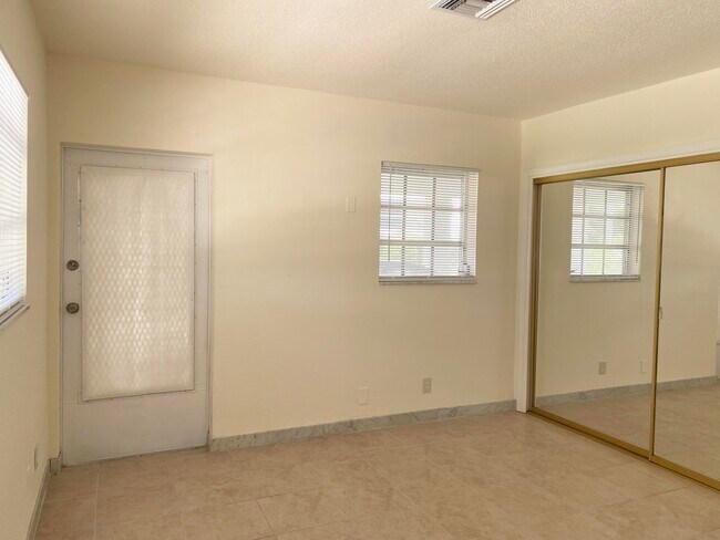 Building Photo - 590 NE Wavecrest Way