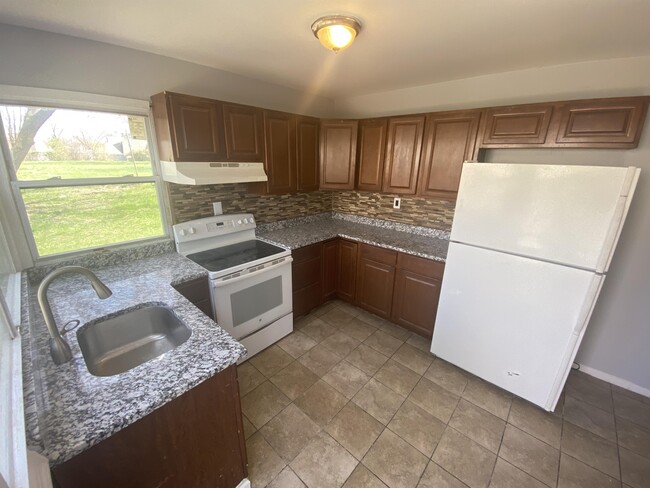 Building Photo - 37 Pershing Ln
