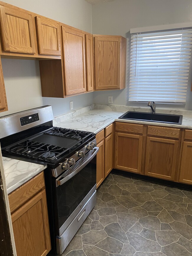 Building Photo - 1004 Bedford Ave SW