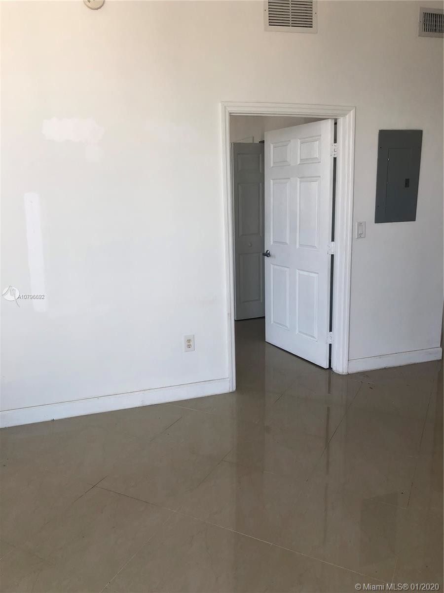 Building Photo - 2600 SW 27th Ave