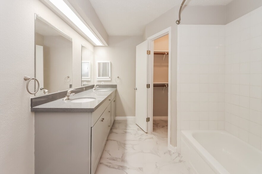 Building Photo - 20810 Union Park Dr