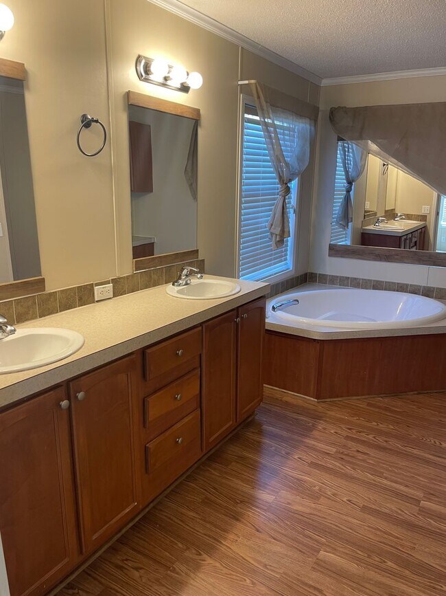 Building Photo - Country Living at it's Finest!