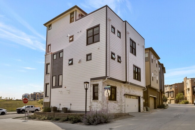 Building Photo - 410 Superior Dr