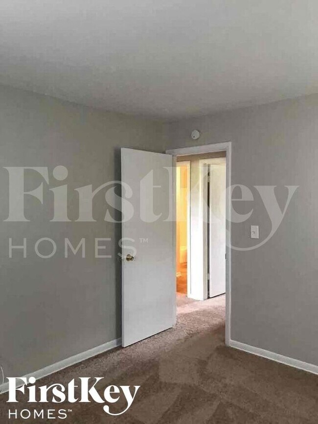 Building Photo - 2581 E Sunset Ln