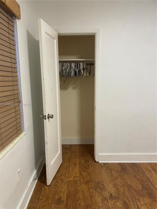 Building Photo - 705 E 9th Ct