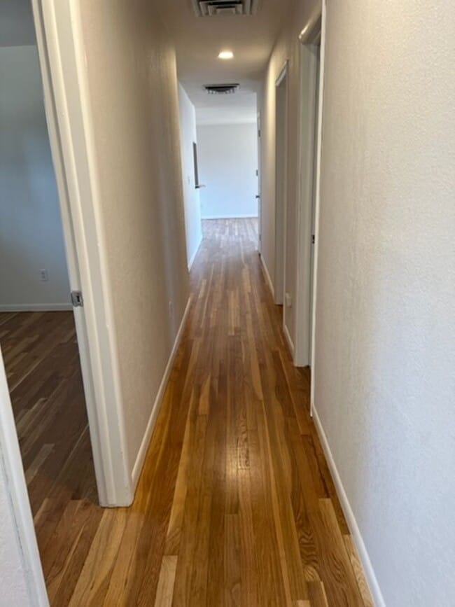 Building Photo - 4 BEDROOM HOME IN SKYWAY!!