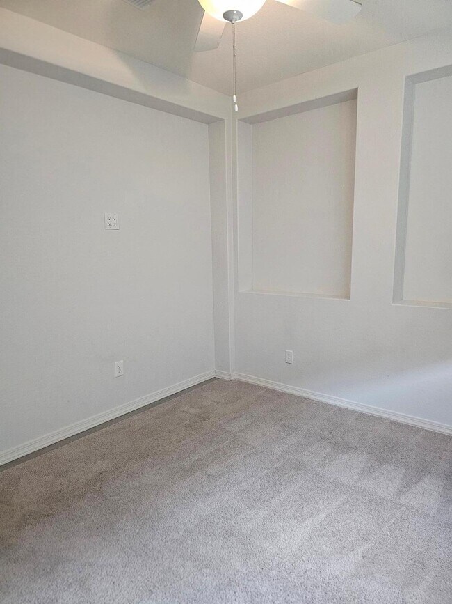 Building Photo - 15092 W Portland St