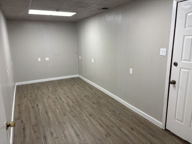 Building Photo - Freshly Updated & Ready For You!