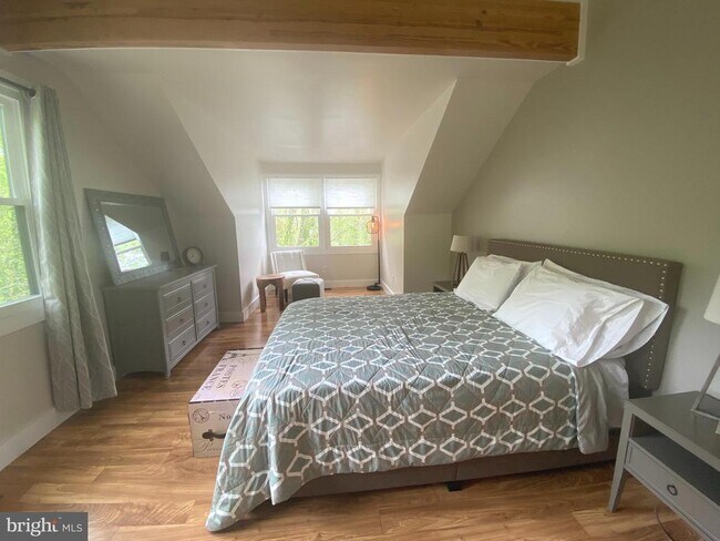 Building Photo - 3550 Bay View Dr