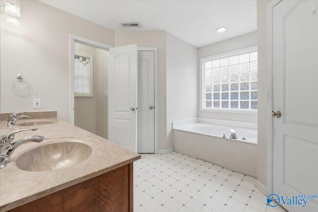 Building Photo - 105 Ashlawn Ct