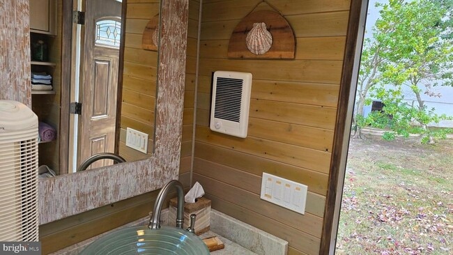 Building Photo - 36 Shore Dr