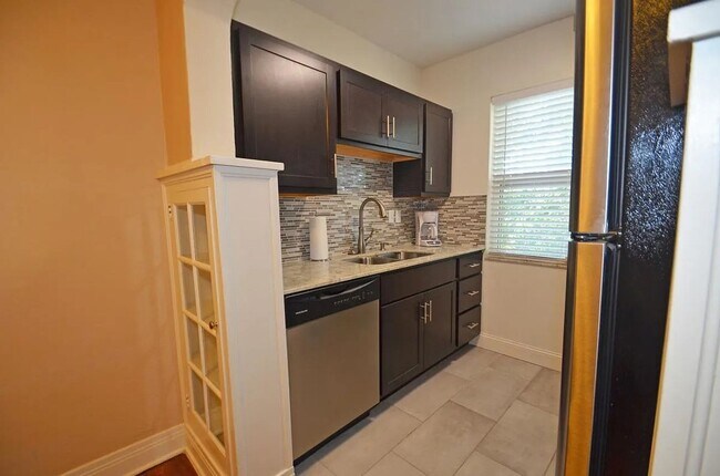 Building Photo - Charming Fully Furnished or unfurnished 1-Bed, 1-Bath steps from the Plaza District