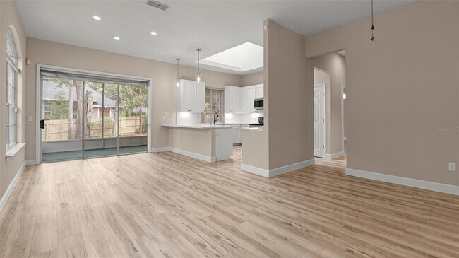 Building Photo - 9428 SW 39 Ave