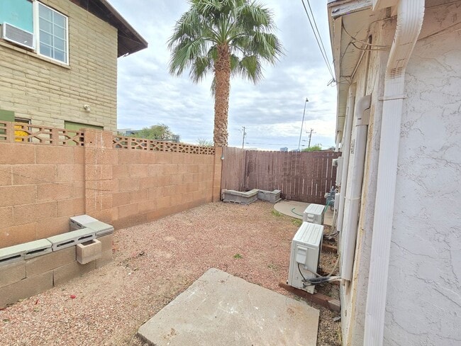 Building Photo - 1007 N Scovel St