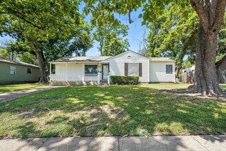 Building Photo - 1605 Maple Dr