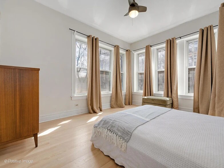 Bedroom - 6259 N Sheridan Rd