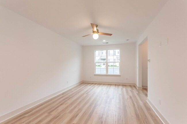 Building Photo - 2 Bed 2.5 Bath End Unit Townhome!