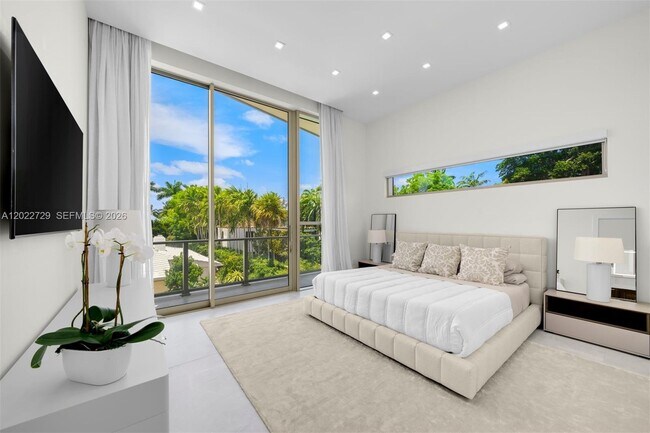 Building Photo - West 47th Street, Miami Beach, FL 33140 - 5 BR 5 BA single-family home