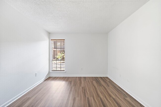 Building Photo - 711 Holiday Dr