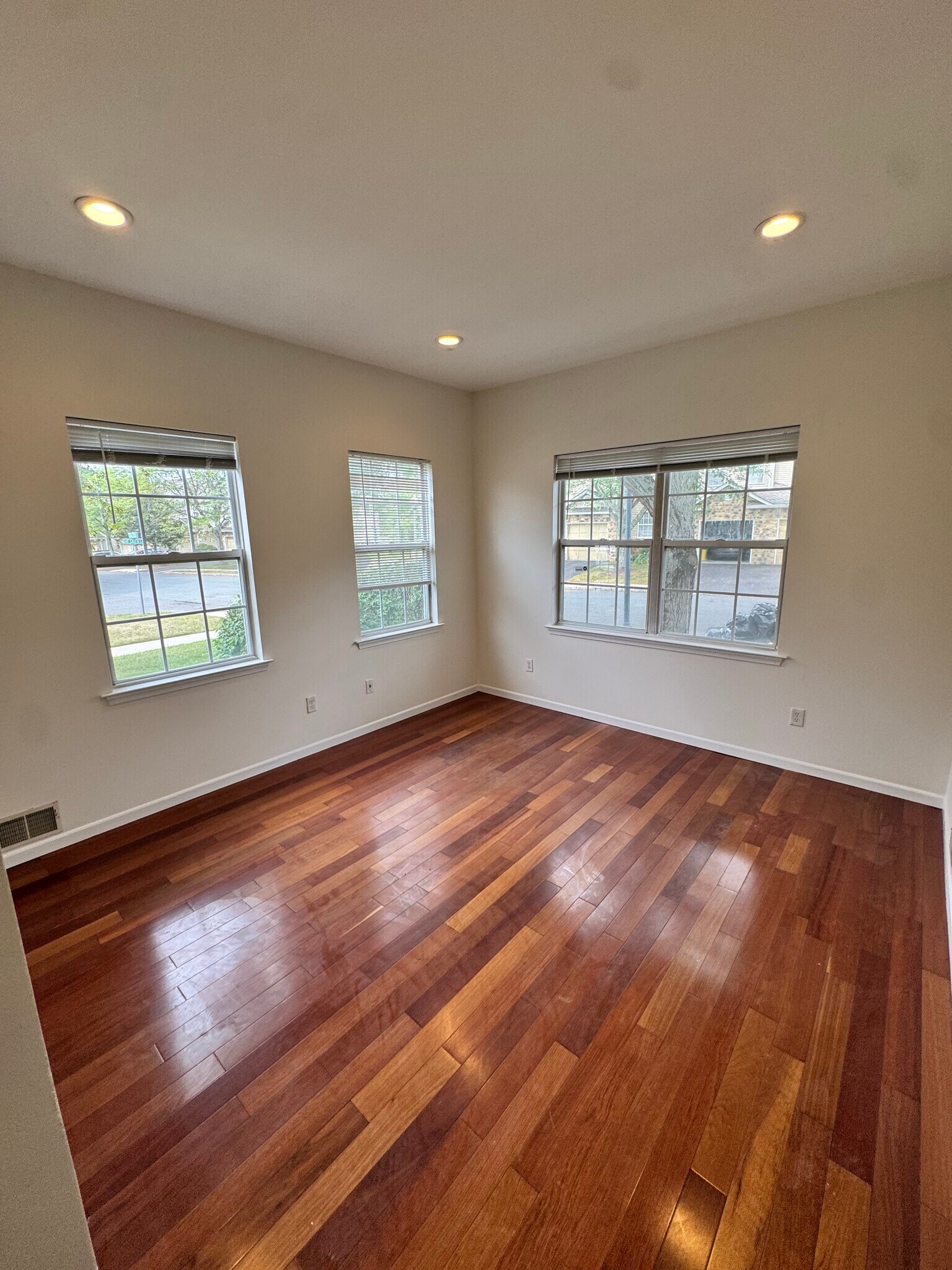 Building Photo - 305 Cobblestone Ct