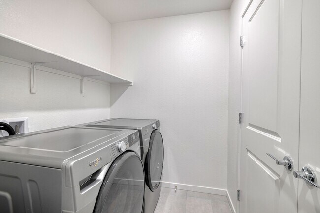 Building Photo - FULLY FURNISHED BRAND NEW TOWNHOME WITH 3 ...