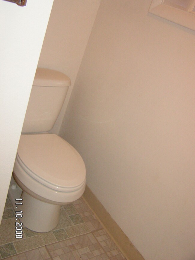 Toilet - 1360 E Poplar St