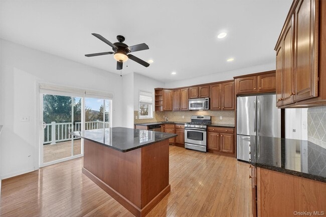 Building Photo - 5 Clearwater Ct