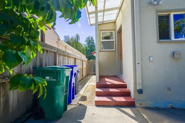 Building Photo - Single Family Home