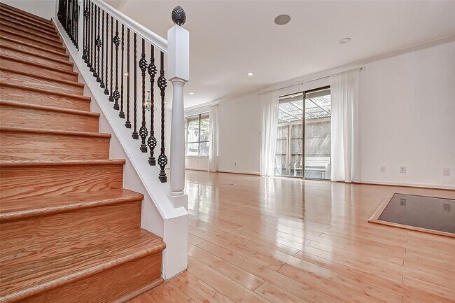 Building Photo - 201 Vanderpool Ln