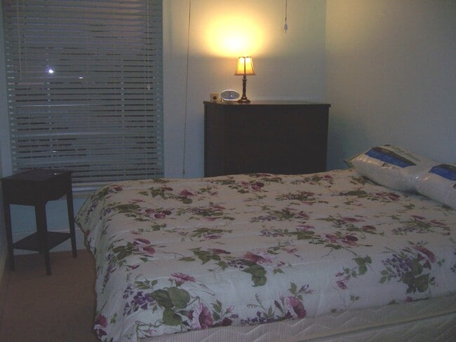 Building Photo - 2/1 in gated community, available now!