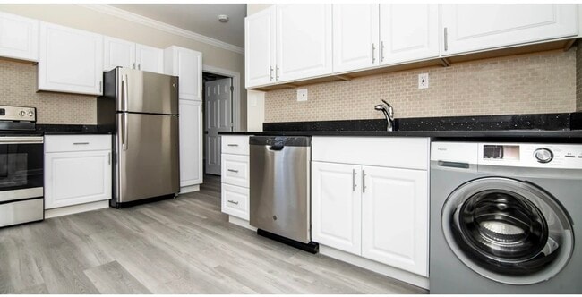 Building Photo - 648.5 W Roscoe St