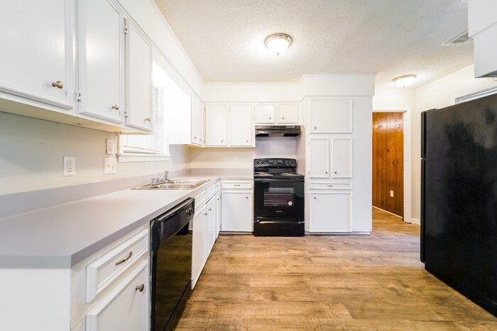 Building Photo - 296 Woodcliff Dr