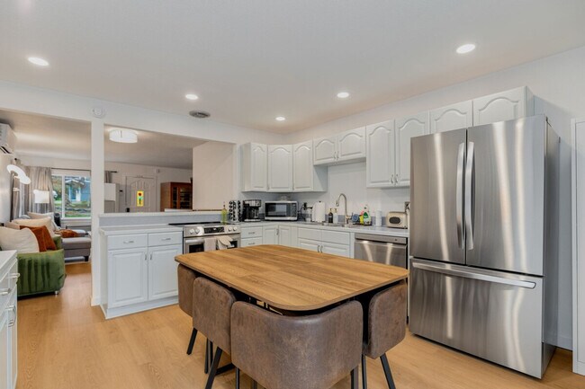 Building Photo - 5924 18th Ave SW