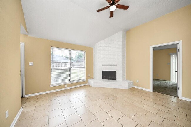 Building Photo - 2614 Village Cir Dr